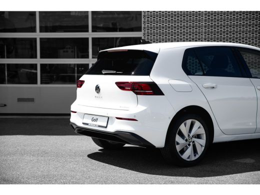 Volkswagen Golf Life Edition eHybrid | 'App-Connect' draadloze smartphone integratie | Achterbank in ongelijke de... ActivLease financial lease