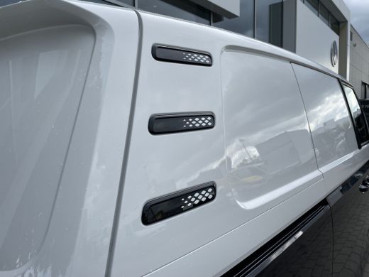 Volkswagen ID. Buzz Cargo Cargo Anniversary Edition 79 kWh 4MOTION 340 PK | Trekhaak 1.800KG trekken | 360 graden camera | ... ActivLease financial lease