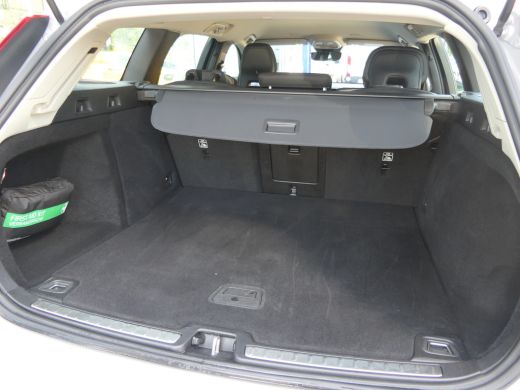 Volvo  V60 2.0 B3 Essential Edition | Trekhaak | Stoel en Stuurwiel verwarming | BLIS | Parkeersensoren voor... ActivLease financial lease
