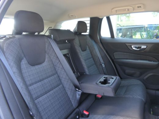 Volvo  V60 2.0 B3 Essential Edition | Trekhaak | Stoel en Stuurwiel verwarming | BLIS | Parkeersensoren voor... ActivLease financial lease