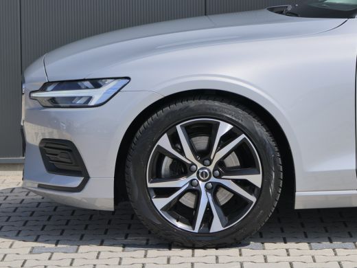 Volvo  V60 2.0 B3 Essential Edition | Trekhaak | Stoel en Stuurwiel verwarming | BLIS | Parkeersensoren voor... ActivLease financial lease
