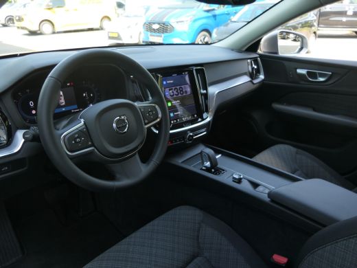 Volvo  V60 2.0 B3 Essential Edition | Trekhaak | Stoel en Stuurwiel verwarming | BLIS | Parkeersensoren voor... ActivLease financial lease