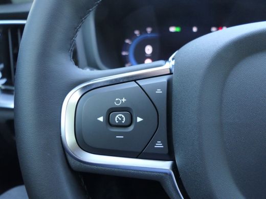 Volvo  V60 2.0 B3 Essential Edition | Trekhaak | Stoel en Stuurwiel verwarming | BLIS | Parkeersensoren voor... ActivLease financial lease