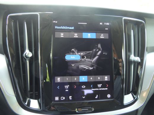 Volvo  V60 2.0 B3 Essential Edition | Trekhaak | Stoel en Stuurwiel verwarming | BLIS | Parkeersensoren voor... ActivLease financial lease