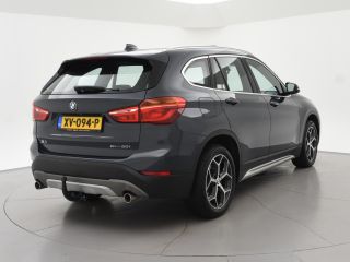 BMW X1 sDrive20i 192 PK AUT. + TREKHAAK | PANORAMA | SPORTSTOELEN LEDER | HEAD-UP | CAMERA | STOELVERWAR...
