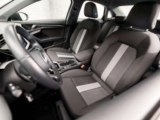 Audi A3 Limousine 35 TFSI Sport 150Pk Automaat (APPLE CARPLAY, GROOT NAVI, CLIMATE, PARKEERSENSOREN, SPOR... ActivLease financial lease