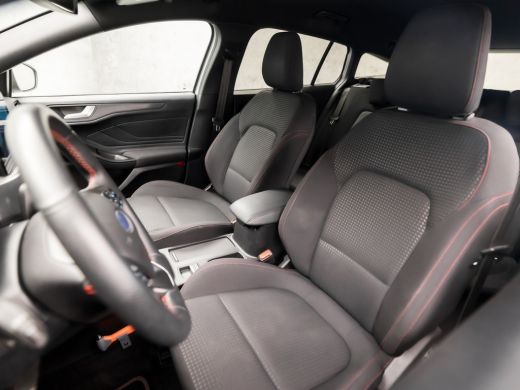 Ford Focus 1.0 EcoBoost ST Line Business (APPLE CARPLAY, GROOT NAVI, CLIMATE, GETINT GLAS, SPORTSTOELEN, ADA... ActivLease financial lease