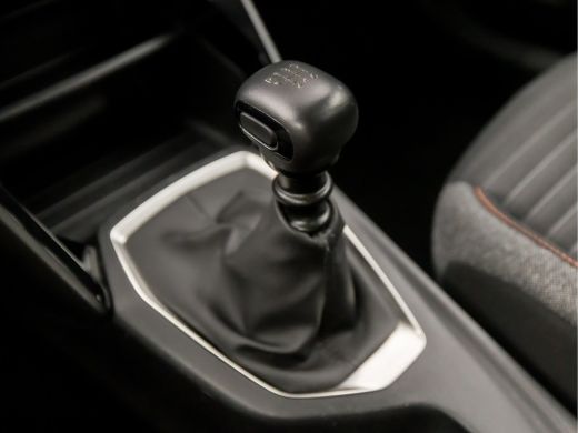 Peugeot 2008 1.2 PureTech Sport (APPLE CARPLAY, GROOT NAVI, CLIMATE, PARKEERSENSOREN, TREKHAAK, SPORTSTOELEN, ... ActivLease financial lease