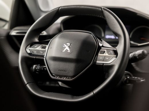 Peugeot 2008 1.2 PureTech Sport (APPLE CARPLAY, GROOT NAVI, CLIMATE, PARKEERSENSOREN, TREKHAAK, SPORTSTOELEN, ... ActivLease financial lease