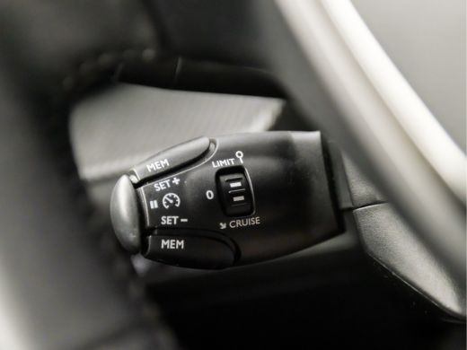 Peugeot 2008 1.2 PureTech Sport (APPLE CARPLAY, GROOT NAVI, CLIMATE, PARKEERSENSOREN, TREKHAAK, SPORTSTOELEN, ... ActivLease financial lease
