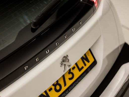 Peugeot 2008 1.2 PureTech Sport (APPLE CARPLAY, GROOT NAVI, CLIMATE, PARKEERSENSOREN, TREKHAAK, SPORTSTOELEN, ... ActivLease financial lease