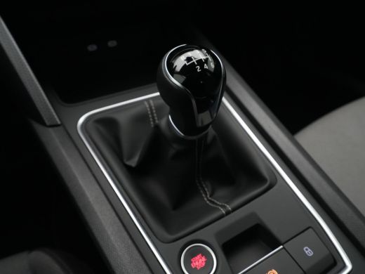 Seat Leon 1.0 TSI 110pk Style Business Intense Navi via app Camera Pdc Acc 158 ActivLease financial lease