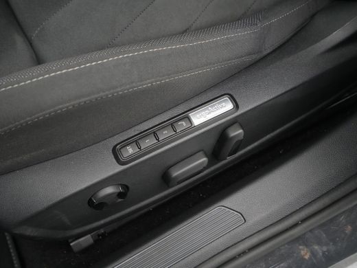 Volkswagen Golf 1.0 eTSI 110pk DSG Life Business Navigatie Stoelverwarming Acc Pdc 259 ActivLease financial lease