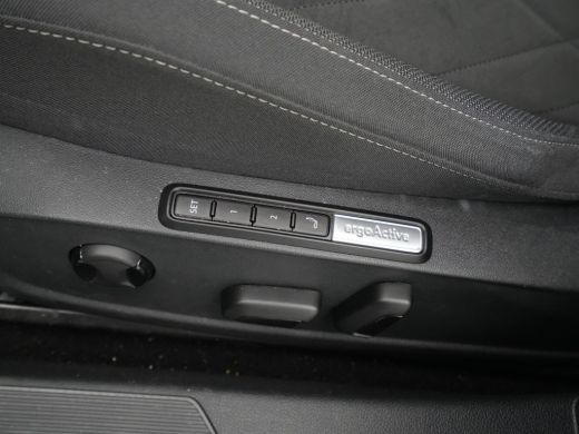 Volkswagen Golf 1.0 eTSI 110pk DSG Life Business Navigatie Stoelverwarming Acc Pdc 292 ActivLease financial lease