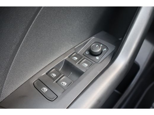 Volkswagen T-Cross Life Edition Inclusief €2000,- inruilvoordeel | 'App-Connect' draadloze smartphone integratie | A... ActivLease financial lease