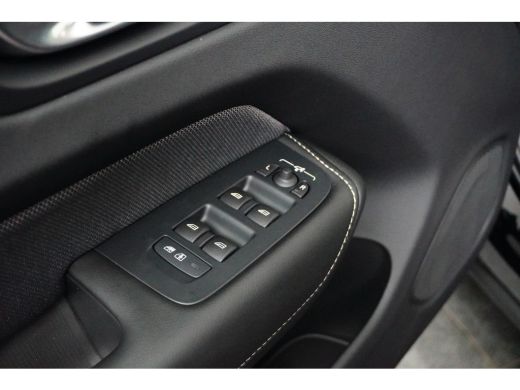 Volvo  XC60 T6 AWD Plus Dark Contourstoelen | 19" all season | Trekhaak |  Gelaagde zijruiten ActivLease financial lease