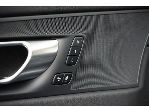 Volvo  XC60 T6 AWD Plus Dark Contourstoelen | 19" all season | Trekhaak |  Gelaagde zijruiten ActivLease financial lease