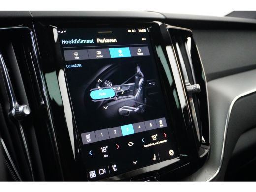 Volvo  XC60 T6 AWD Plus Dark Contourstoelen | 19" all season | Trekhaak |  Gelaagde zijruiten ActivLease financial lease