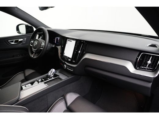 Volvo  XC60 T6 AWD Plus Dark Contourstoelen | 19" all season | Trekhaak |  Gelaagde zijruiten ActivLease financial lease