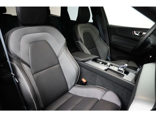 Volvo  XC60 T6 AWD Plus Dark Contourstoelen | 19" all season | Trekhaak |  Gelaagde zijruiten ActivLease financial lease
