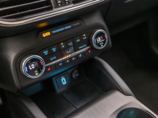 Ford Focus 1.0 EcoBoost Titanium Business Automaat (APPLE CARPLAY, GROOT NAVI, STUUR/STOELVERWARMING, PARKEE... ActivLease financial lease