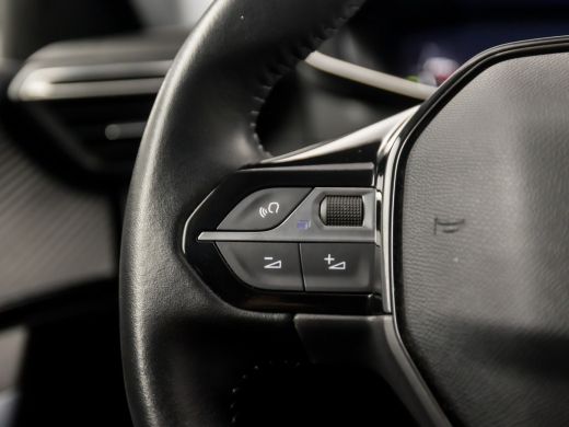 Peugeot 2008 1.2 PureTech Allure Sport (VIRTUAL COCKPIT, APPLE CARPLAY, LEDER, KEYLESS, 360 CAMERA, SPORTSTOEL... ActivLease financial lease