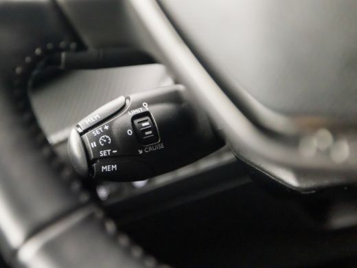 Peugeot 2008 1.2 PureTech Allure Sport (VIRTUAL COCKPIT, APPLE CARPLAY, LEDER, KEYLESS, 360 CAMERA, SPORTSTOEL... ActivLease financial lease