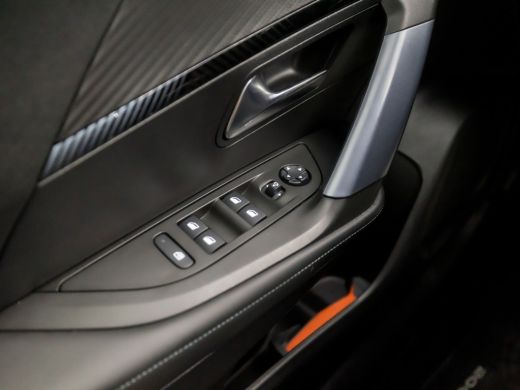 Peugeot 2008 1.2 PureTech Allure Sport (VIRTUAL COCKPIT, APPLE CARPLAY, LEDER, KEYLESS, 360 CAMERA, SPORTSTOEL... ActivLease financial lease