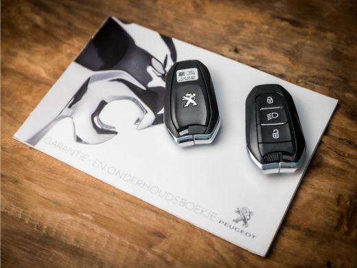 Peugeot 2008 1.2 PureTech Allure Sport (VIRTUAL COCKPIT, APPLE CARPLAY, LEDER, KEYLESS, 360 CAMERA, SPORTSTOEL... ActivLease financial lease