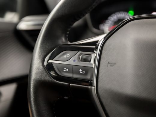 Peugeot 2008 1.2 PureTech Sport (APPLE CARPLAY, GROOT NAVI, STOELVERWARMING, PARKEERSENSOREN, SPORTSTOELEN, LE... ActivLease financial lease