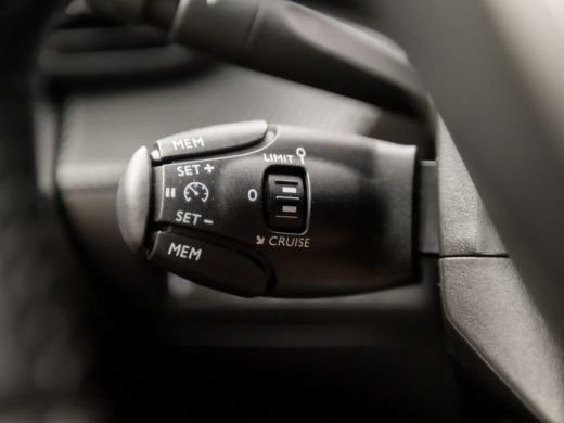 Peugeot 2008 1.2 PureTech Sport (APPLE CARPLAY, GROOT NAVI, STOELVERWARMING, PARKEERSENSOREN, SPORTSTOELEN, LE... ActivLease financial lease