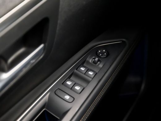 Peugeot 5008 1.2 PureTech GT-Line 7 Persoons (APPLE CARPLAY, 360 CAMERA, LED KOPLAMPEN, SPORTSTOELEN, ZWART HE... ActivLease financial lease
