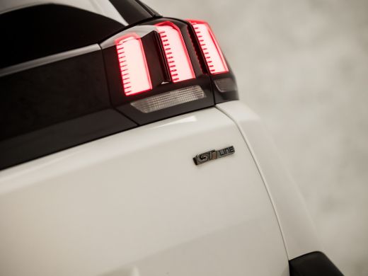 Peugeot 5008 1.2 PureTech GT-Line 7 Persoons (APPLE CARPLAY, 360 CAMERA, LED KOPLAMPEN, SPORTSTOELEN, ZWART HE... ActivLease financial lease