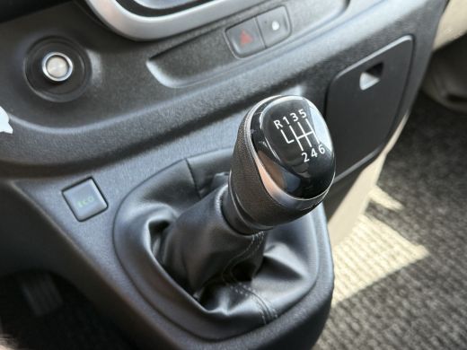 Renault Trafic 2.0 dCi 120 PK / L1H1 / 20.550 KM !!! / 2x SCHUIFDEUR / TREKHAAK / AIRCO / CRUISE / NAVI / LED ActivLease financial lease