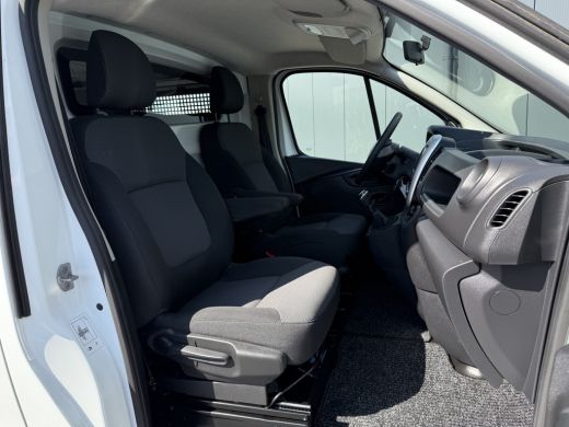 Renault Trafic 2.0 dCi 120 PK / L1H1 / 20.550 KM !!! / 2x SCHUIFDEUR / TREKHAAK / AIRCO / CRUISE / NAVI / LED ActivLease financial lease