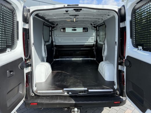 Renault Trafic 2.0 dCi 120 PK / L1H1 / 20.550 KM !!! / 2x SCHUIFDEUR / TREKHAAK / AIRCO / CRUISE / NAVI / LED ActivLease financial lease