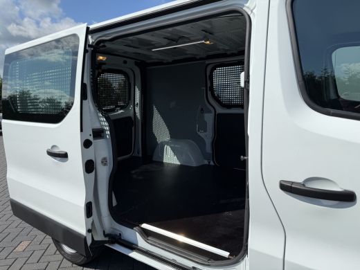 Renault Trafic 2.0 dCi 120 PK / L1H1 / 20.550 KM !!! / 2x SCHUIFDEUR / TREKHAAK / AIRCO / CRUISE / NAVI / LED ActivLease financial lease