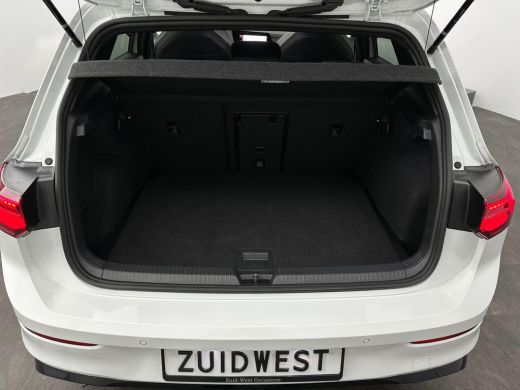 Volkswagen Golf 1.5 eTSI R-Line Pano ACC IQ Camera Sfeer ActivLease financial lease