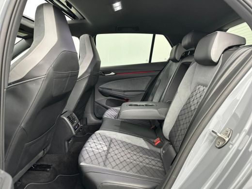 Volkswagen Golf 1.5 eTSI R-Line Pano ACC Lane Sfeer ActivLease financial lease