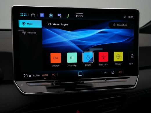 Volkswagen ID.3 Pure Oranje Edition 52 kWh Navi via App Pdc Clima Pdc 253 ActivLease financial lease
