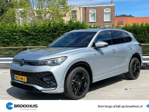 Volkswagen Tiguan 1.5 eHybrid 272pk R-Line Edition | Schuif-kanteldak | Easy open | Winter pakket plus | IQ Light k... Volkswagen Tiguan 1.5 eHybrid 272pk R-Line Edition | Schuif-kanteldak | Easy open | Winter pakket plus | IQ Light k...