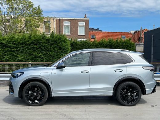 Volkswagen Tiguan 1.5 eHybrid 272pk R-Line Edition | Schuif-kanteldak | Easy open | Winter pakket plus | IQ Light k... ActivLease financial lease