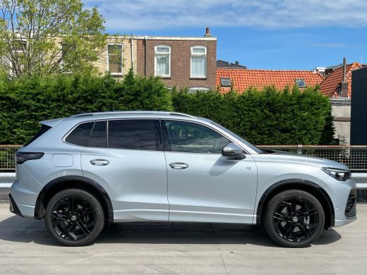 Volkswagen Tiguan 1.5 eHybrid 272pk R-Line Edition | Schuif-kanteldak | Easy open | Winter pakket plus | IQ Light k... ActivLease financial lease