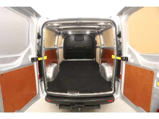 Ford Transit Custom 300 2.0 TDCI L2H1 Striping Airco Carplay Cruise Navigatie PDC 18"LMV 3 Persoons Trekhaak ActivLease financial lease