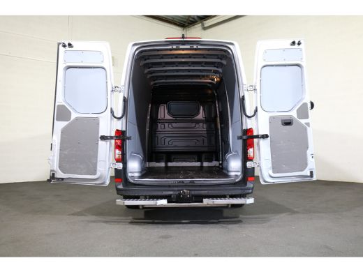Volkswagen Crafter 2.0 TDI 177pk L3 H3 Automaat Camera Trekhaak Navigatie Chauffeursstoel ActivLease financial lease