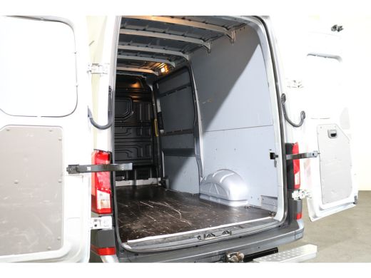 Volkswagen Crafter 2.0 TDI 177pk L3 H3 Automaat Camera Trekhaak Navigatie Chauffeursstoel ActivLease financial lease
