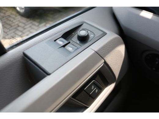 Volkswagen Crafter 2.0 TDI 177pk L3 H3 Automaat Camera Trekhaak Navigatie Chauffeursstoel ActivLease financial lease
