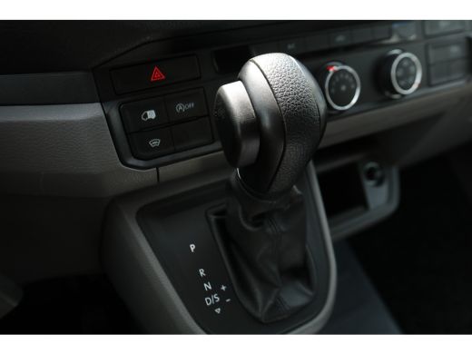 Volkswagen Crafter 2.0 TDI 177pk L3 H3 Automaat Camera Trekhaak Navigatie Chauffeursstoel ActivLease financial lease