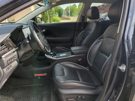 Kia e-Niro ExecutiveLine 64 kWh NL-AUTO | LEDER | STOELVERW. KOELING ActivLease financial lease