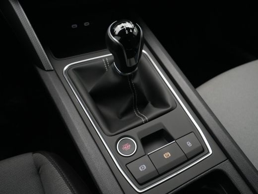 Seat Leon 1.0 TSI 110pk Style Business Intense Navigatie Pdc Clima Acc 318 ActivLease financial lease